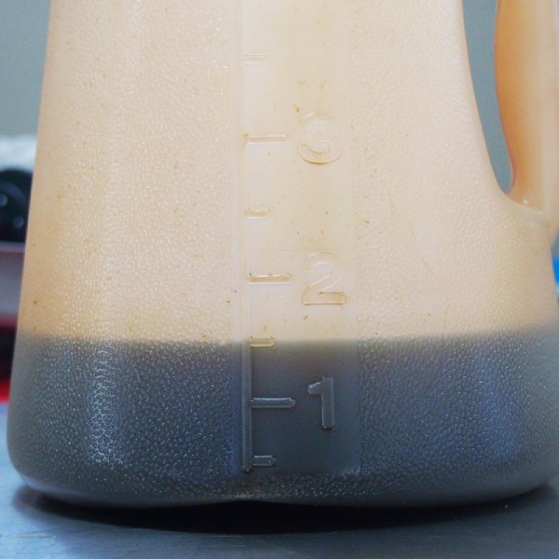 必ず、抜けたオイルの量を量って下さい。今回は1.5L抜けました。