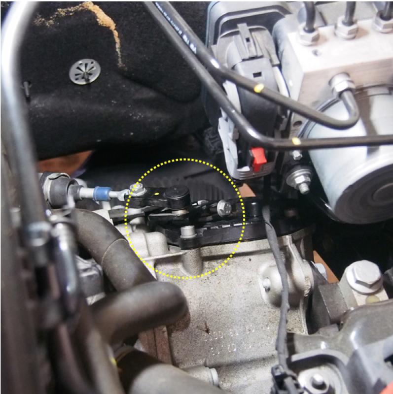 この黒いカバーを外すと注入口が見えます。