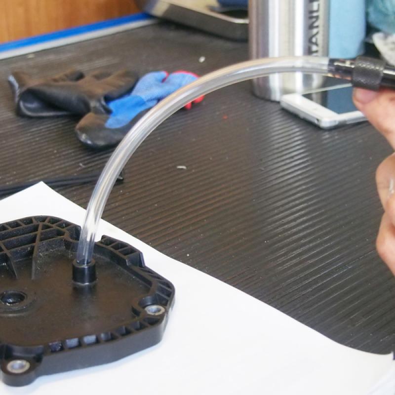 ※注入口のカバーを外さず、カバーの注入口にアタッチメントを装着して注入することも可能です。