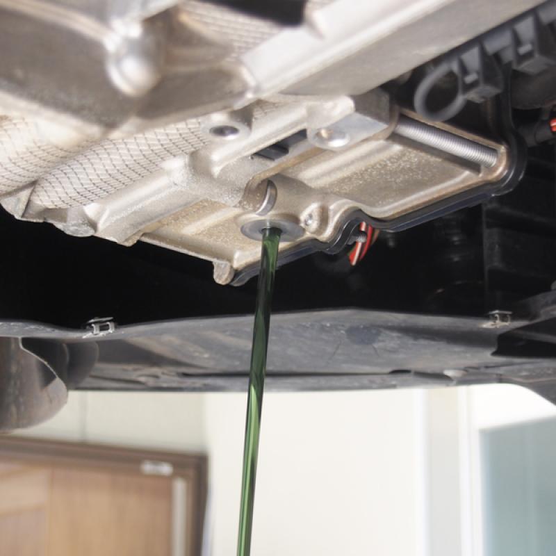 抜けたオイル量は必ず量って下さい。今回は0.9L抜けました。