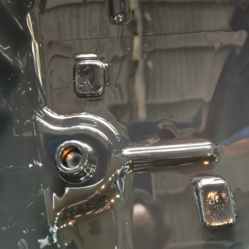 オイルパンにも鉄粉やスラッジが溜まっていますので清掃が必要です。