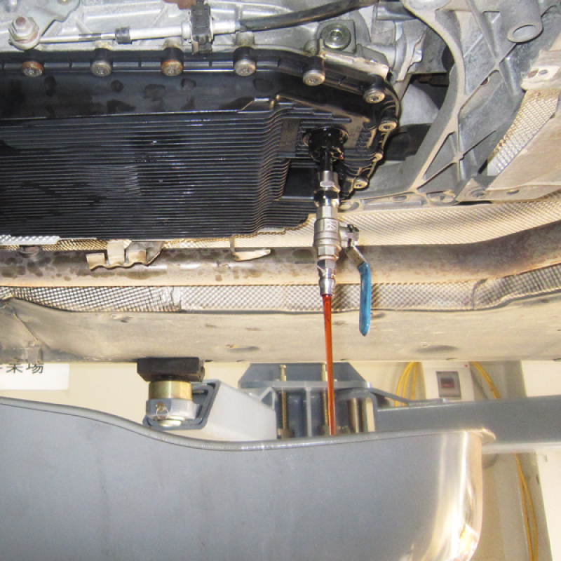 抜けるフルードの色が綺麗になるまで、
３回フルードの抜き替えを行いました。