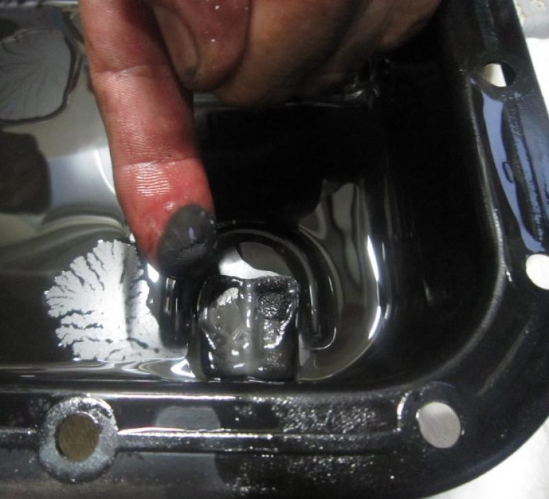 オイルパンのマグネットに鉄粉が溜まっていました。
ATフルード交換時はオイルパンの清掃も推奨しています。