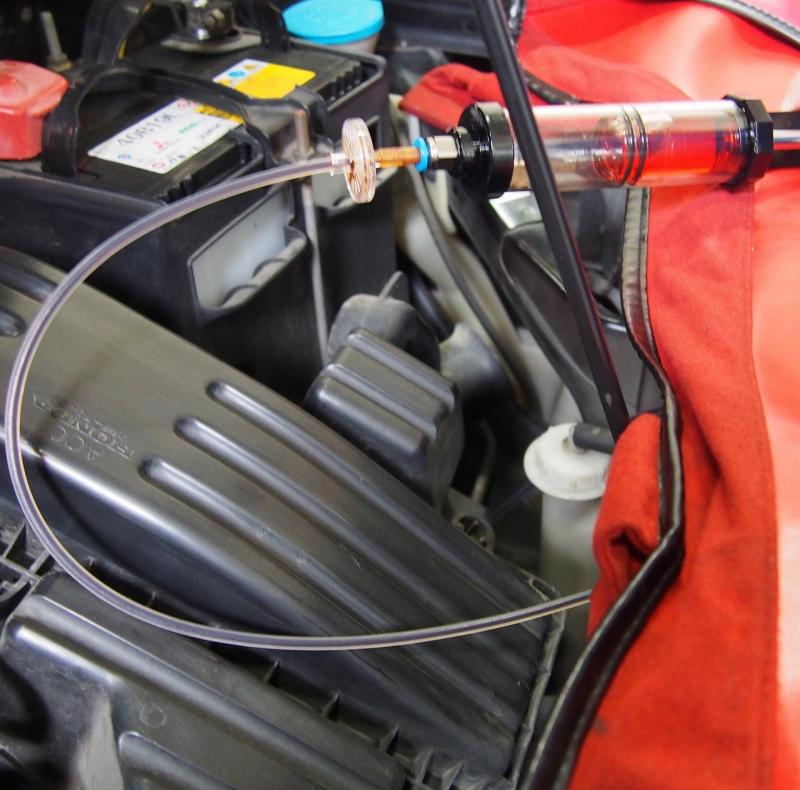 コンタミチェッカーを使用してフルードの摩耗状態を確認します。