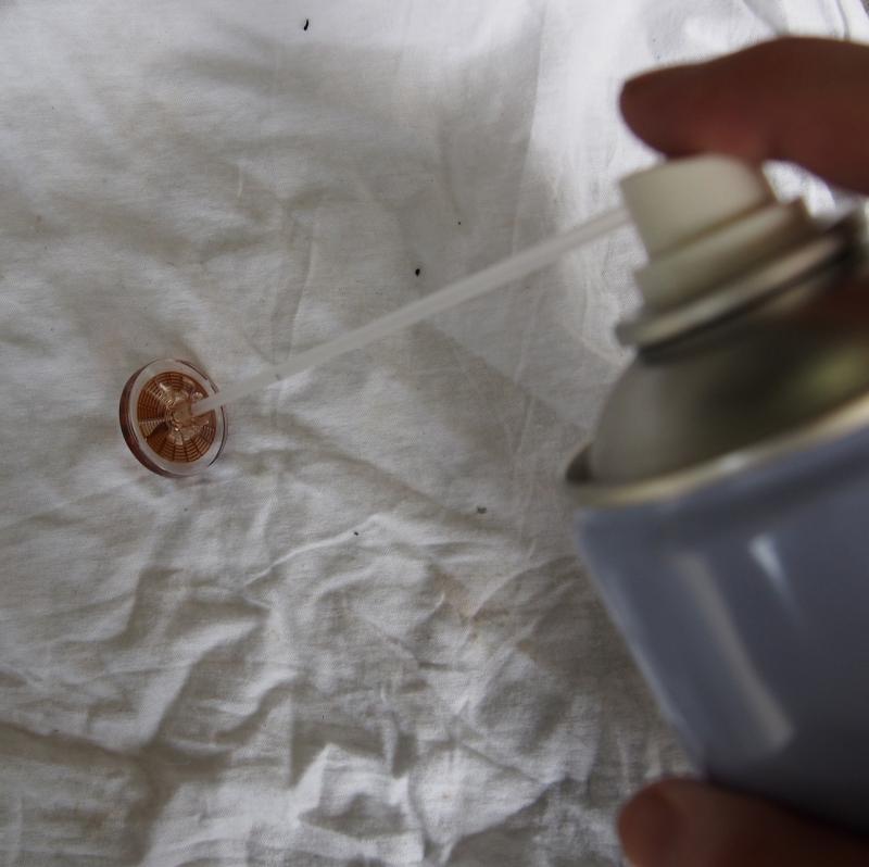 パーツクリーナーを使用し、フィルター内部のフルードを流し出します。
※フィルター内部の摩耗粉（コンタミ）は流れることはありません。