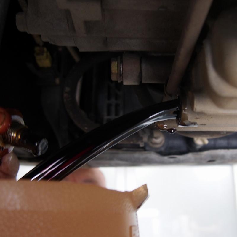 ドレンを外しフルードを排出していきます。