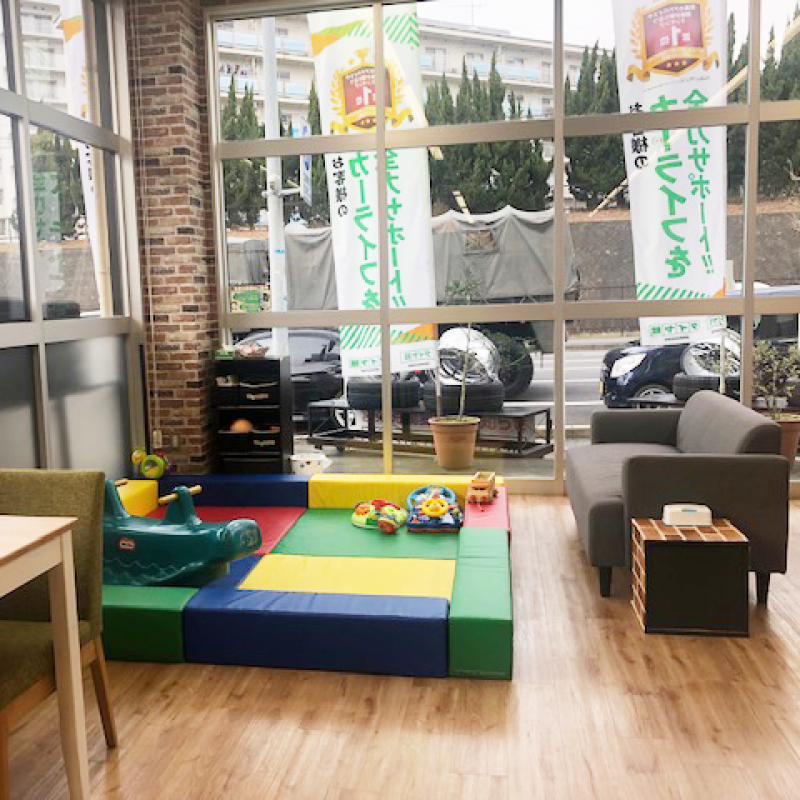 待合室にはフリードリンクサービスやテレビ2台、キッズスペースもありますので、休日にご家族でご来店されるのもおススメです。