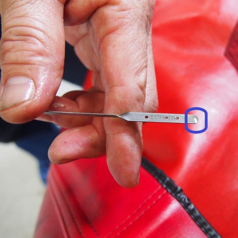 適温になったので、レベルゲージで油量を確認します。
少し量が少ないので、フルードを足していきます。