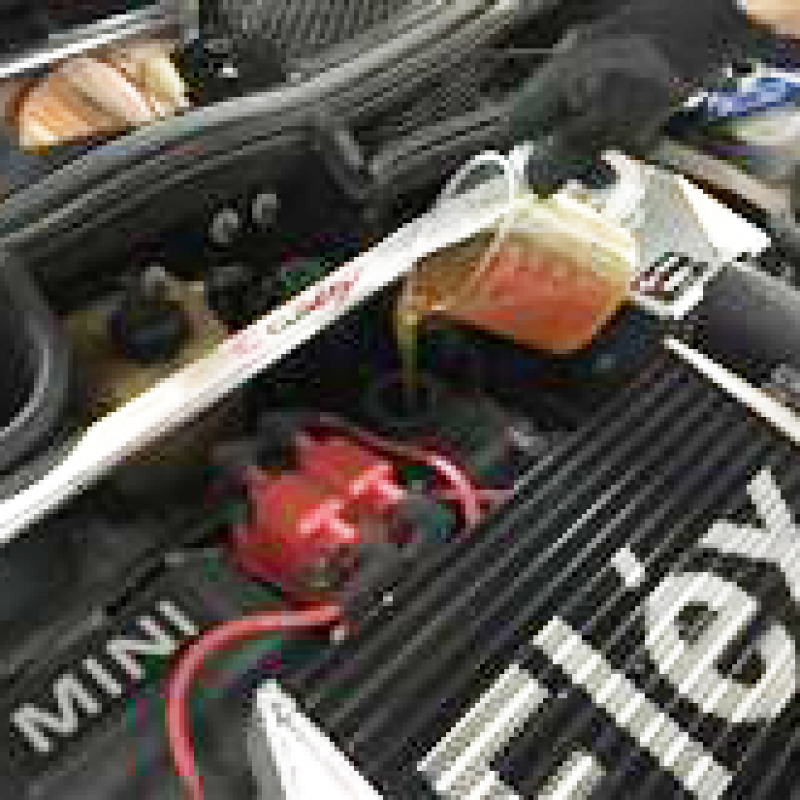 ＭＩＮＩスーパーチャージャーに添加。 
走行距離が１２万㌔超えているとの事で、予防整備として。