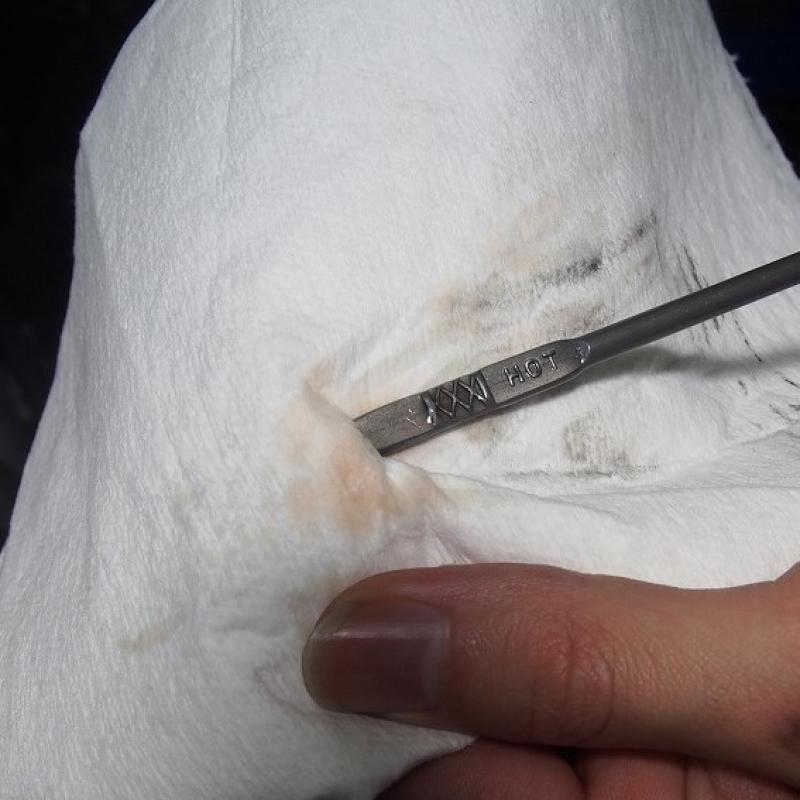 レベルゲージでフルード量を測ります。
※ホンダＣＶＴではエンジンを停止後にフルード量を測ります。