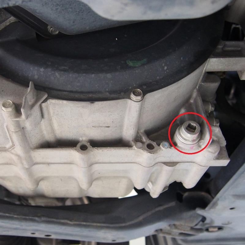 赤枠内にフルード排出用ドレンがあります。