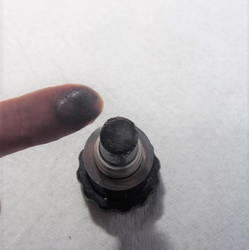 外したドレンに少量の鉄粉が付着していました。
金属摩耗から出る鉄粉がフィルターを詰まらせトラブルが表面化しますが、SOD-1Plusを添加することでトラブルの原因となる金属摩耗を抑制します。
