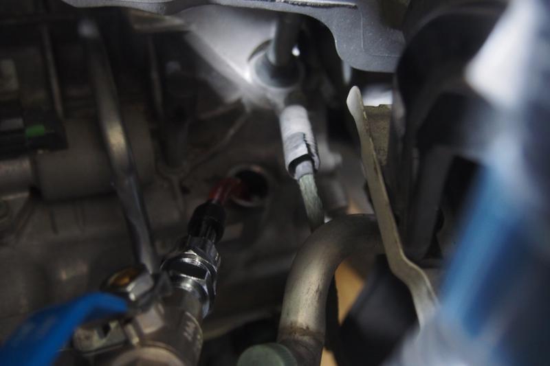 奥行があった為、ハンドポンプと付属アタッチメントを使用し、
レベルゲージ口から新油を入れていきます。