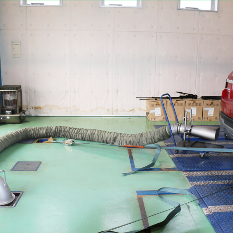 排気管から放出されるCO、HC、NOx、CO2値も測定します。