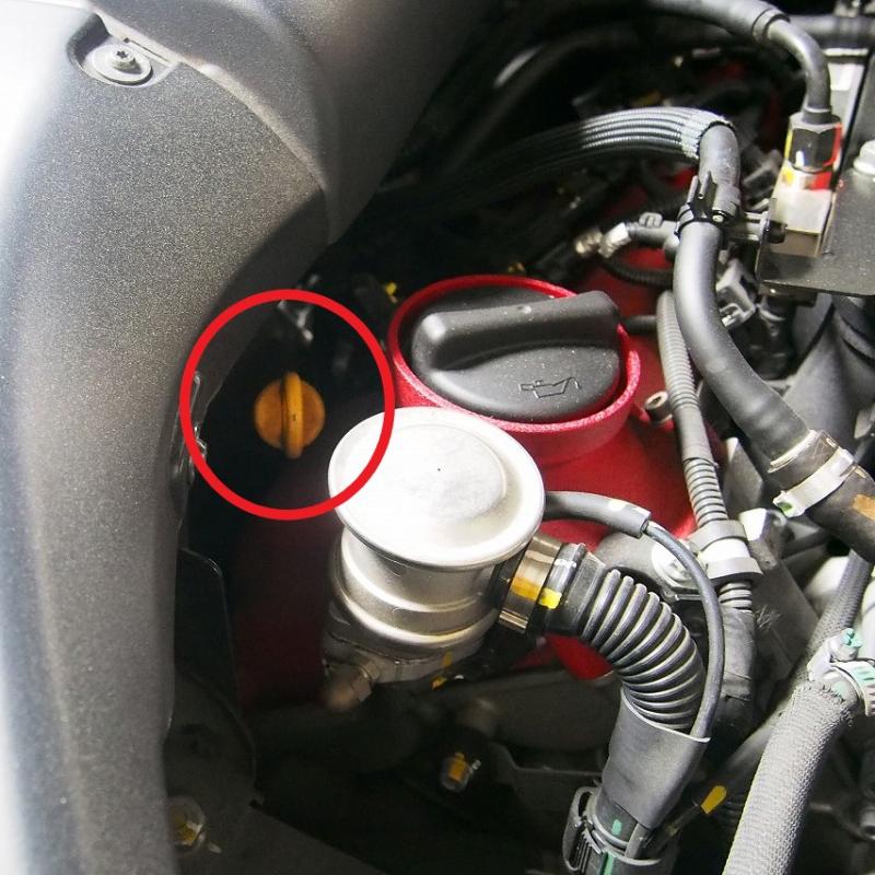 エンジンはオイルレベルゲージ有りです。