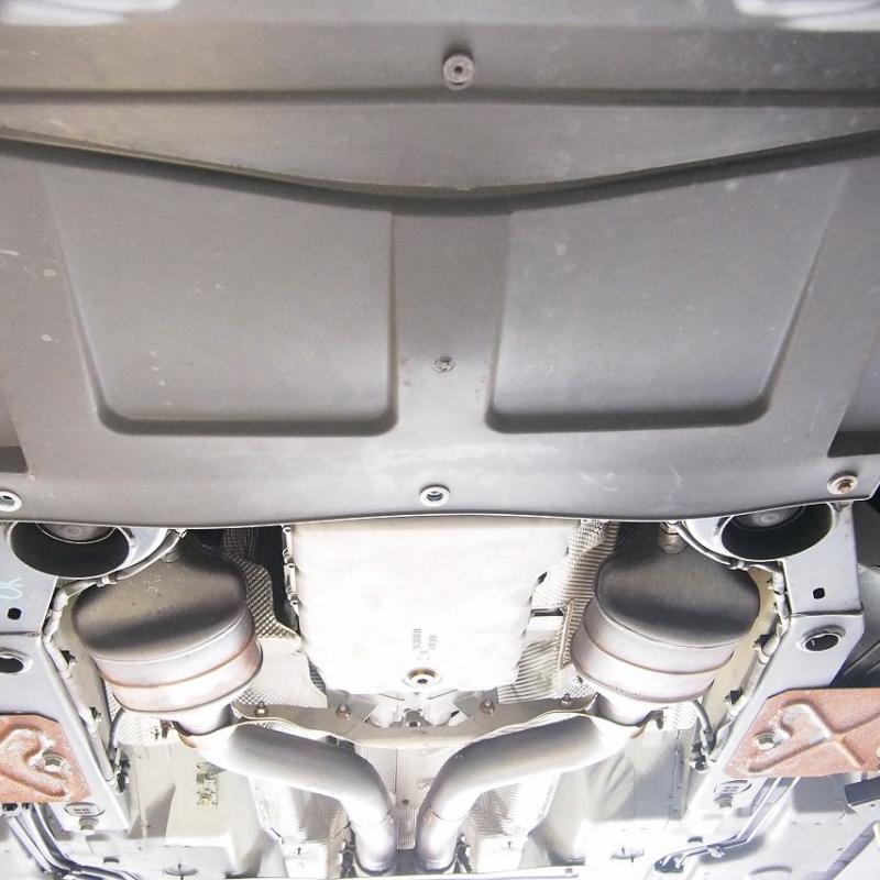 オイルエレメントを交換しますので
こちらのアンダーカバーも外します。