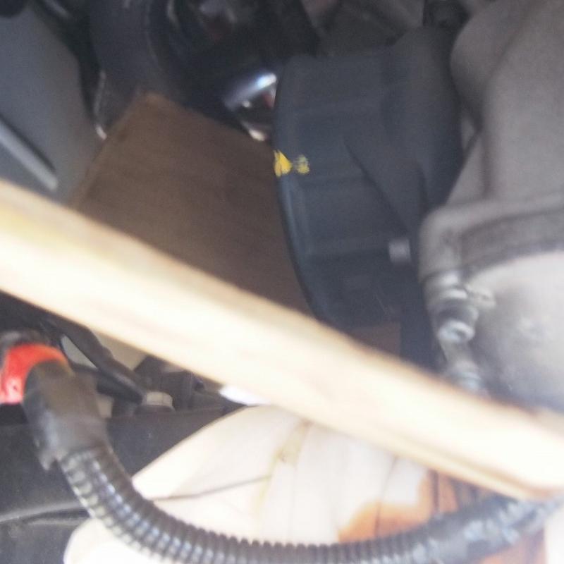 ドレンからのオイル排出が終わった為、オイルエレメントを取ります。
※エレメント下部に配線やフレームの一部がある為、ウエスや段ボールを引いてオイルが掛からない様にしました。