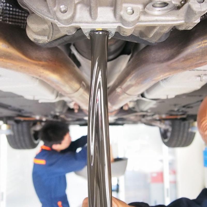 ドレンからフルードを排出します。