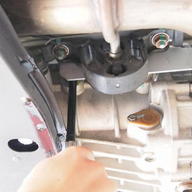 排出を終えたので排出側のドレンを締めてSOD-1を先に入れフルードを後に入れていきます。
※AMTの為、SOD-1Plusの量が総油量の10%(300cc)です。