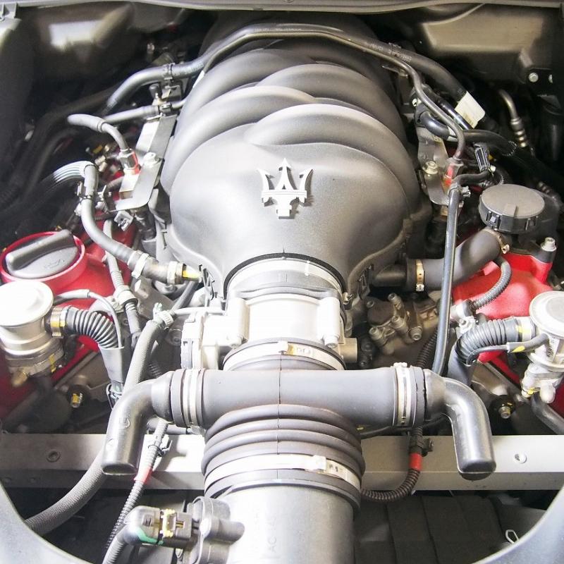 エンジンを掛け暖気をした後、レベルゲージで油量を確認。