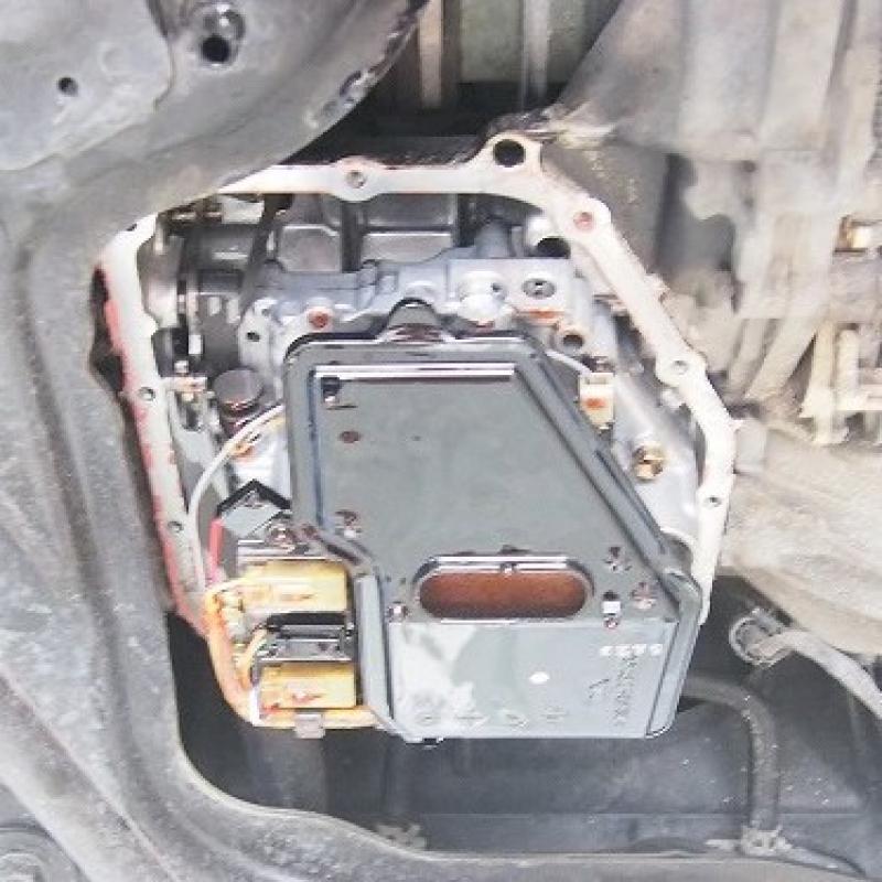 オイルパンを外しストレーナーの交換をします。