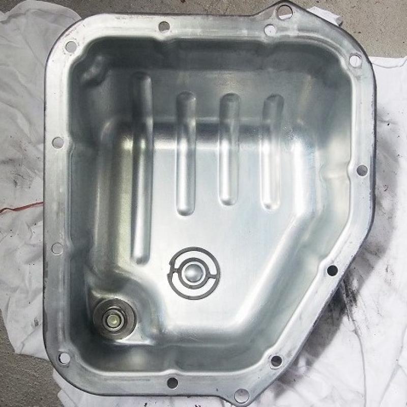 オイルパンとマグネットを清掃して取り付けます。
※取り付け後にフルード漏れを起こさない様に古い液体ガスケットをしっかりと落とした後に新たな液体ガスケットを薄く塗布します。