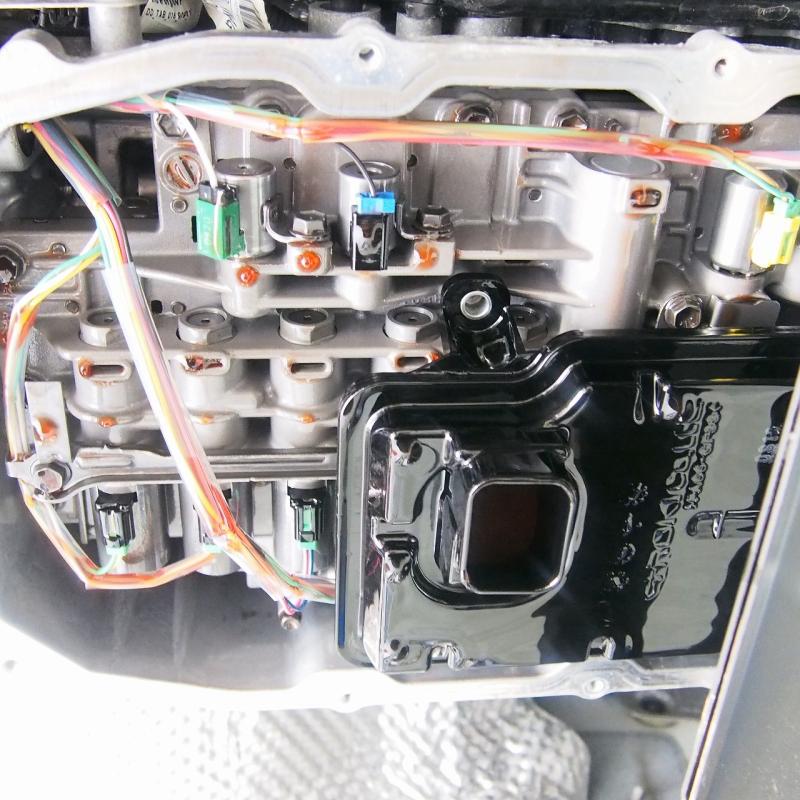 ドレンからフルードを排出後、オイルパンを外し清掃、
ストレーナーを新品と交換します。