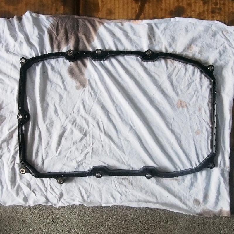 取り外したオイルパンガスケットです。