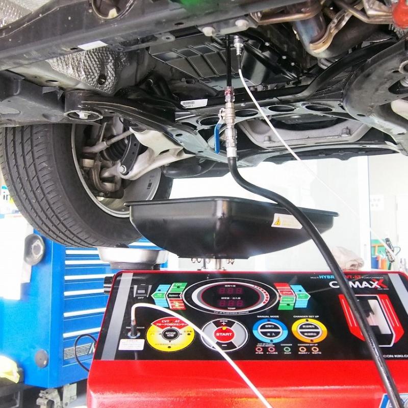 今回はトルコン機器CLIMAXを使用してフルードの交換をしていきます。
※エンジンをかけた状態。