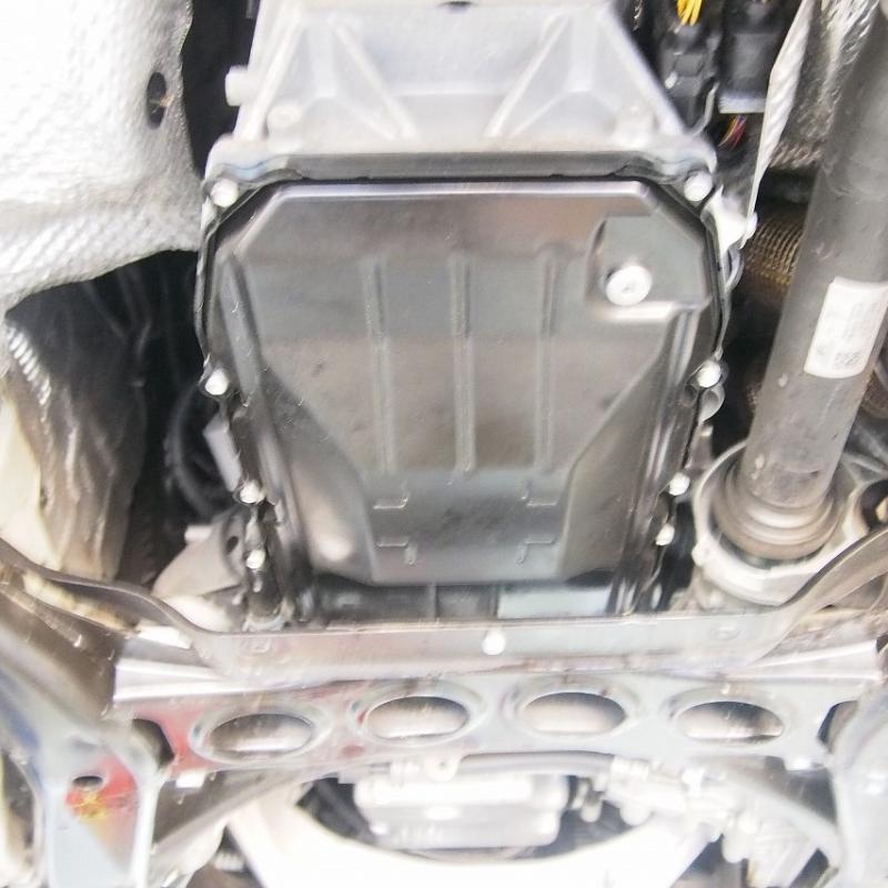 しっかりドレンを締め
下回りのフルードや汚れを綺麗にします。