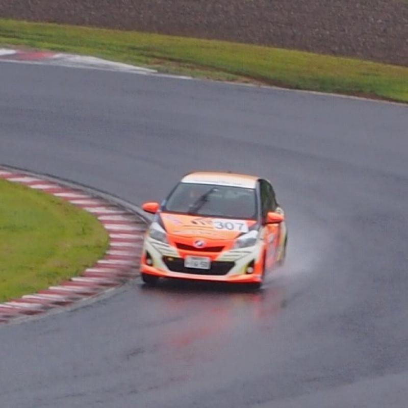 オートバックス小林店Vitz
ドライバーはオートバックス小林店井上店長！