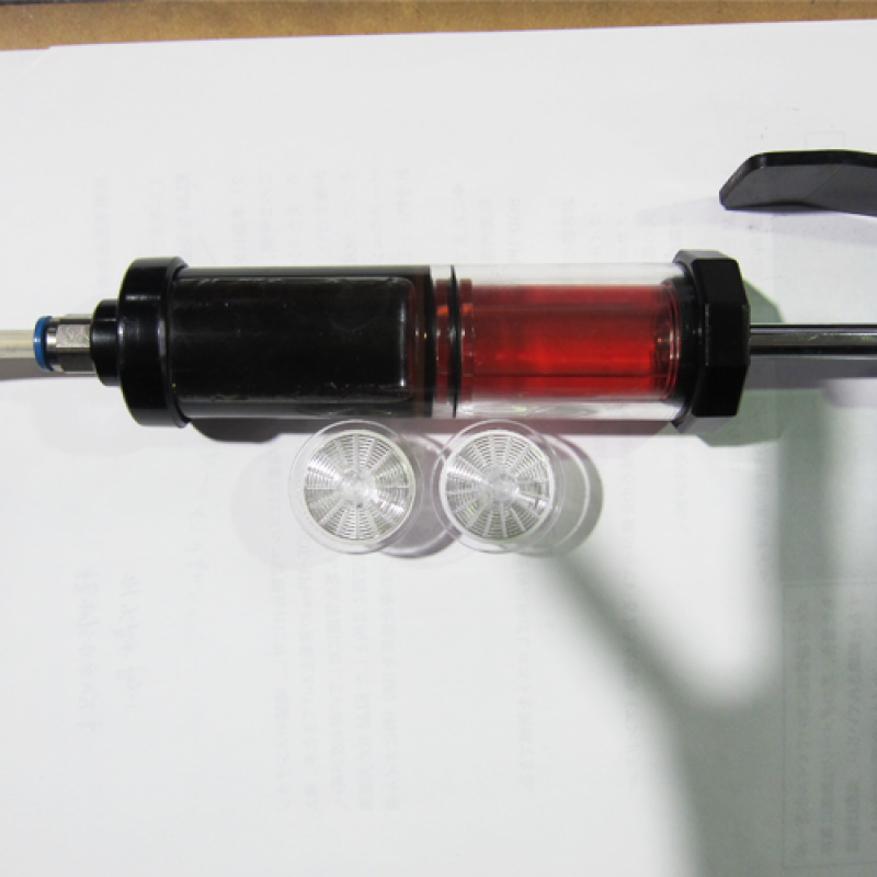 コンタミチェックの実施。
ゲージレス車のため作業前オイル量チェック時にチェックを行いました。
フルードの色は黒くなっていましたが、コンタミチェッカーから見た摩耗診断では１(低)でした。