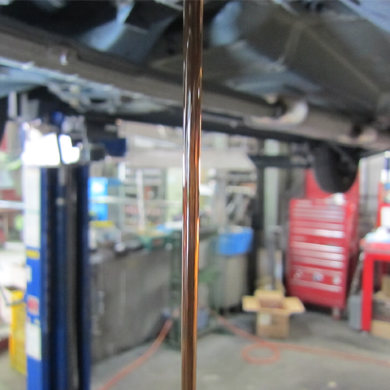 オイルパンを外す前に内部フルードを排出させます。