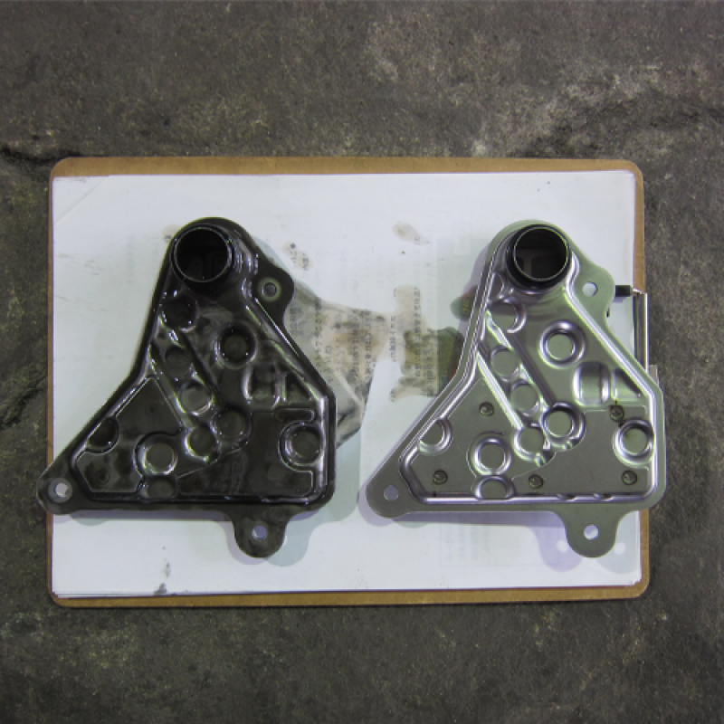 ストレーナーも新品に交換です。
左：使用済み　右：新品