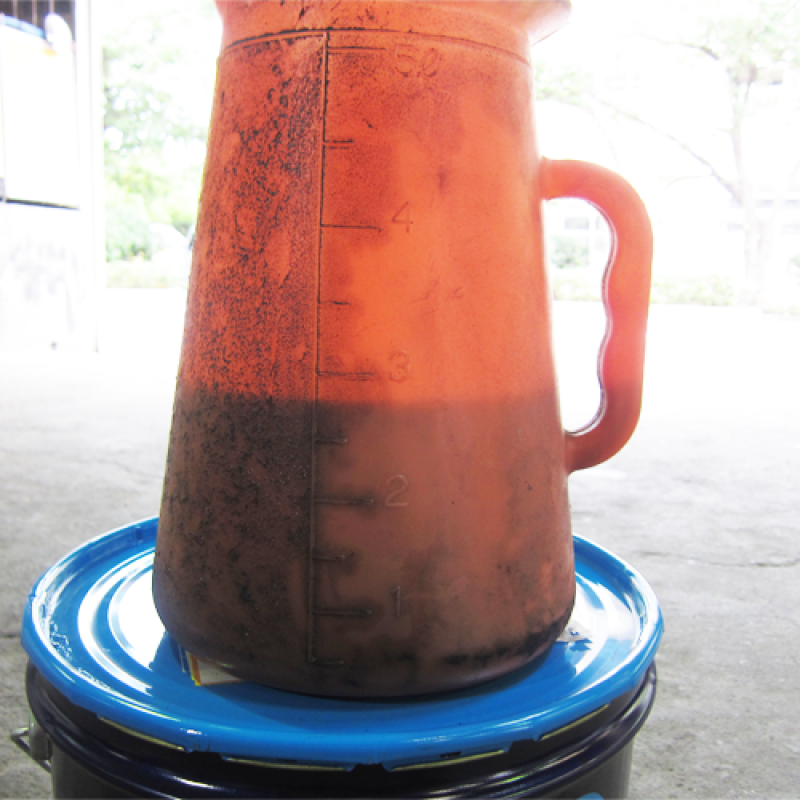 排出されたフルードです。
2.7Ｌ抜けました。総油量が5Ｌなことから考えると半分程度しか抜けないということですね。