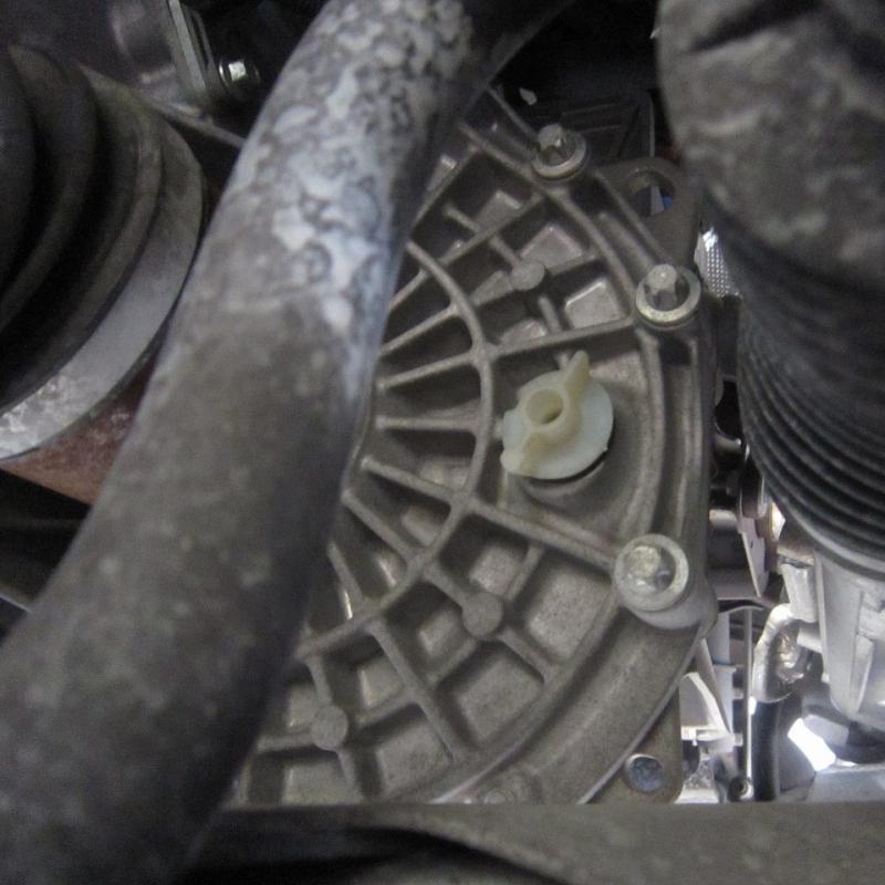 樹脂製の点検、給油用ドレンプラグ（白色）です。
※割れやすい為、フルード交換の際は新品に交換する事をお勧めします。