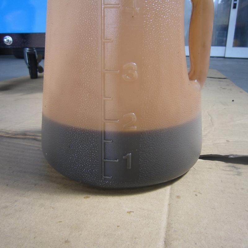 抜けた量は総油量分の1.8L程です。
乾式クラッチの為、量は少ないです。