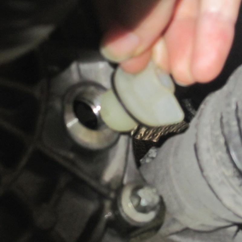 最後に油量の確認を行い点検・給油ドレンを締めます。