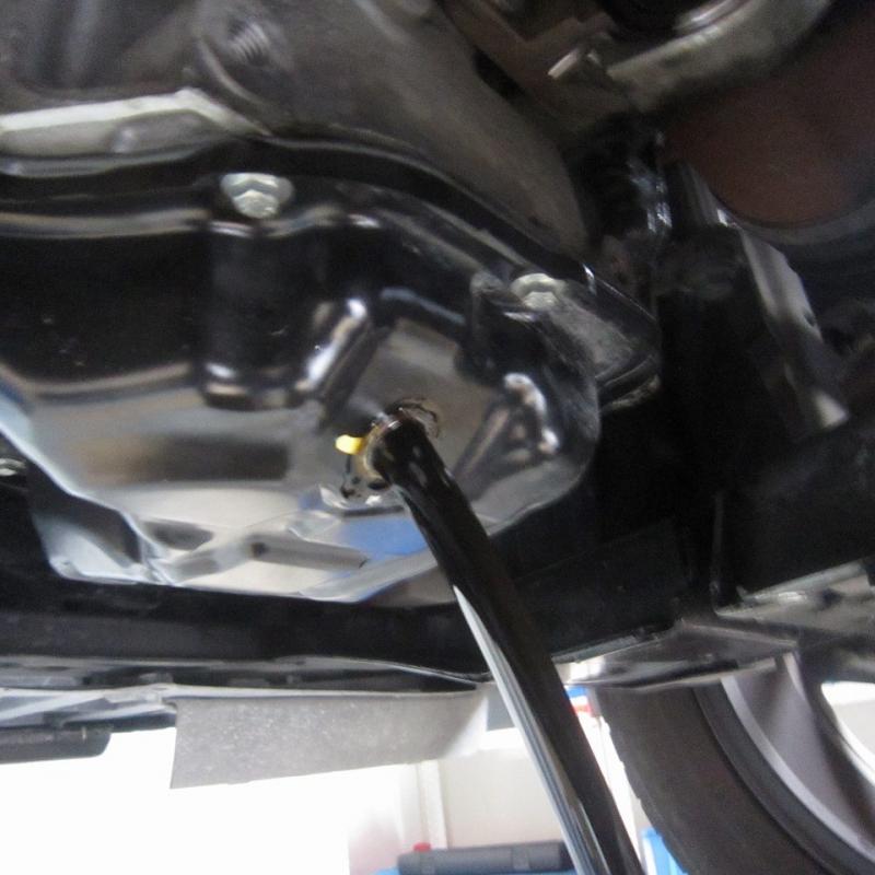 オイルを排出し、エレメントを外していきます。