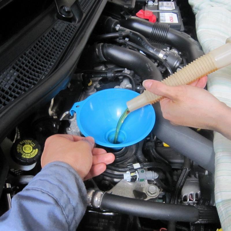 エンジンオイルを入れ、油量を点検して終了です。