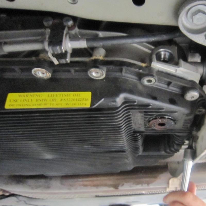 オイルパンは樹脂製で定期交換部品となっています。
※フルード滲みや漏れが出てきた場合はオイルパンが熱によって変形している可能性がありますので早めの交換をお勧めします。