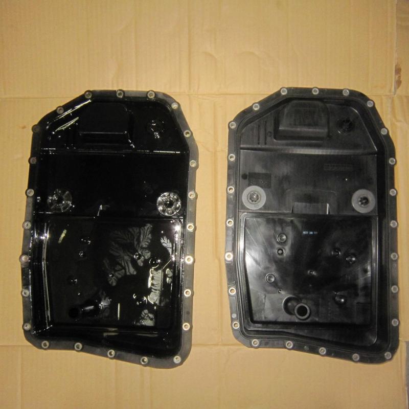 オイルパンを外し新品と取り替えます。
