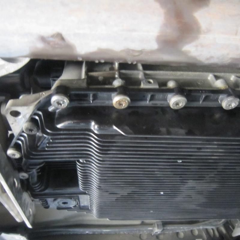 新品オイルパンを取り付けます。