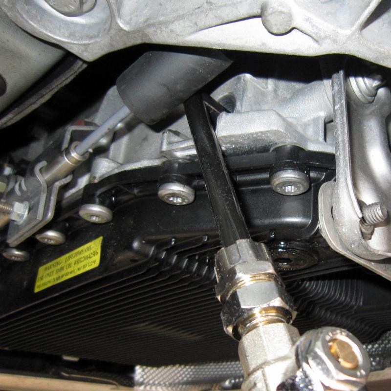 フルードとSOD-1Plusを注入します。
※エンジンをかけた状態