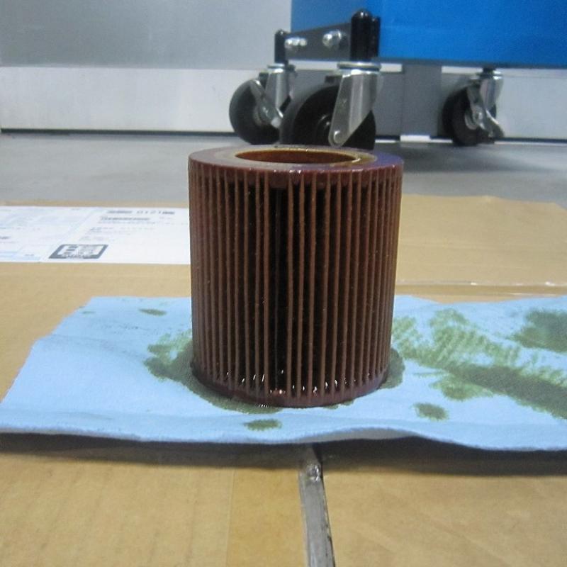 取り外したオイルエレメントです。