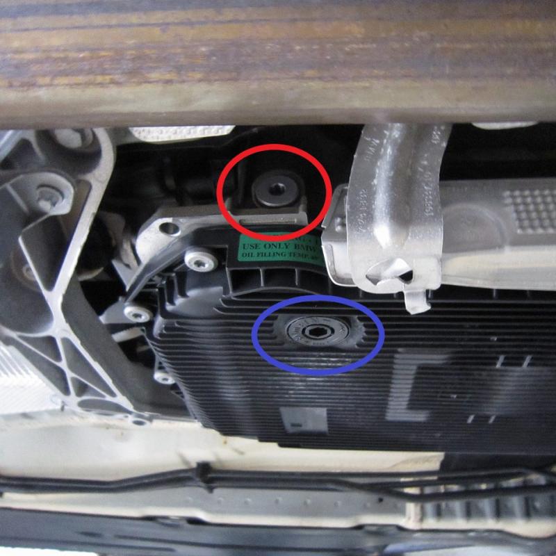 赤マークが点検・給油ドレンです。
青マークが排出用ドレンです。