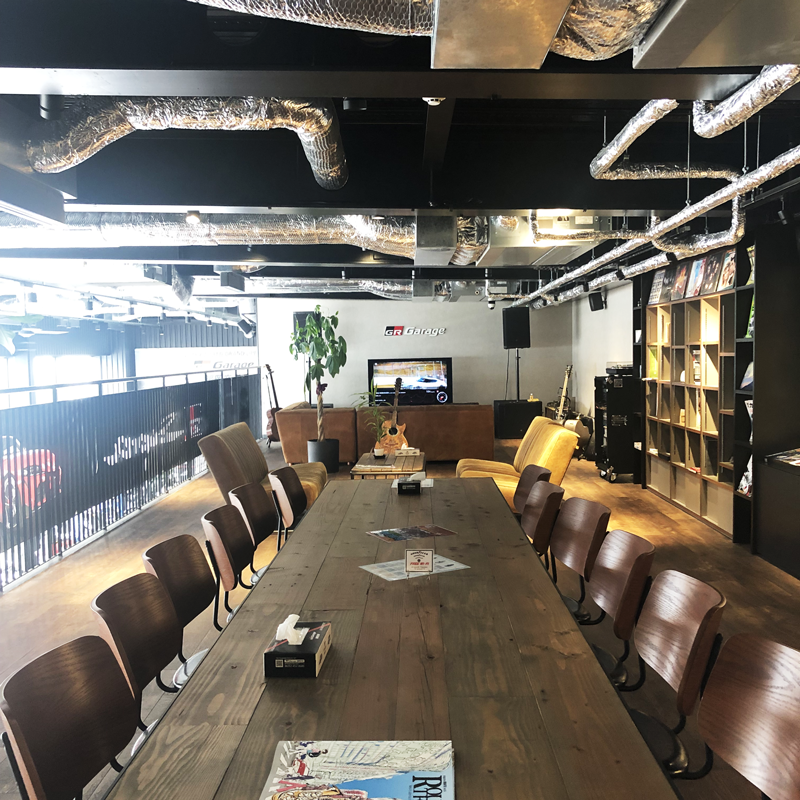 ２階はカフェスペース兼ライブ仕様になっていて、雑誌を読んだりして待ち時間を楽しむことができます。今後は音楽イベントも計画されているそうです。