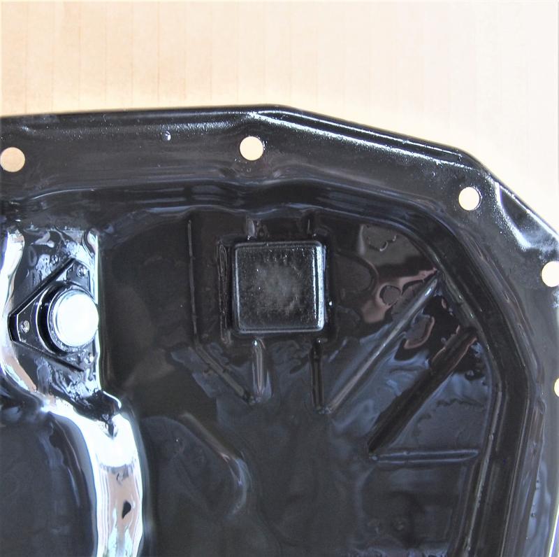 四角いマグネットに鉄粉が溜まっているのが確認できます。
金属摩耗から出る鉄粉がフィルターを詰まらせトラブルが表面化しますが、SOD-1 Plusを添加することでトラブルの原因となる金属摩耗を抑制しま