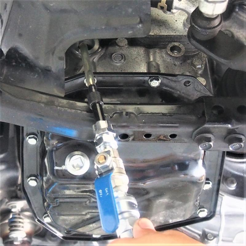 フルードとSOD-1Plusを添加して油量を確認します。
※ホンダ車は冷却ファンが回ってたらエンジンを止め1分以内に油量確認