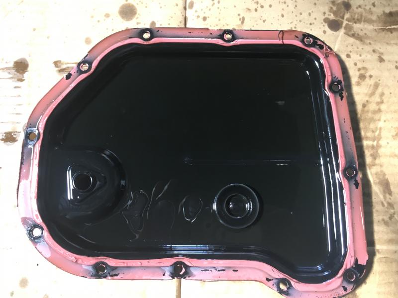 フルードを抜いてオイルパンを外した状態です。
液体パッキンになっています。